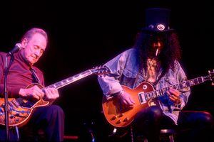 Slash's 'Hunter Burst' Les Paul guitar up for auction – WFTV