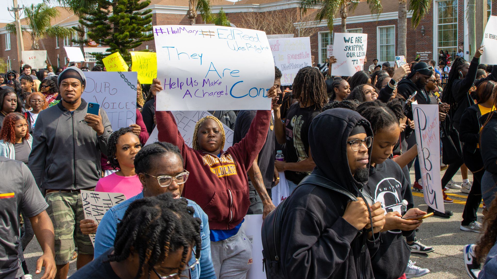 Bethune-Cookman students fill street in protest, call for reinstatement of Ed  Reed – WFTV